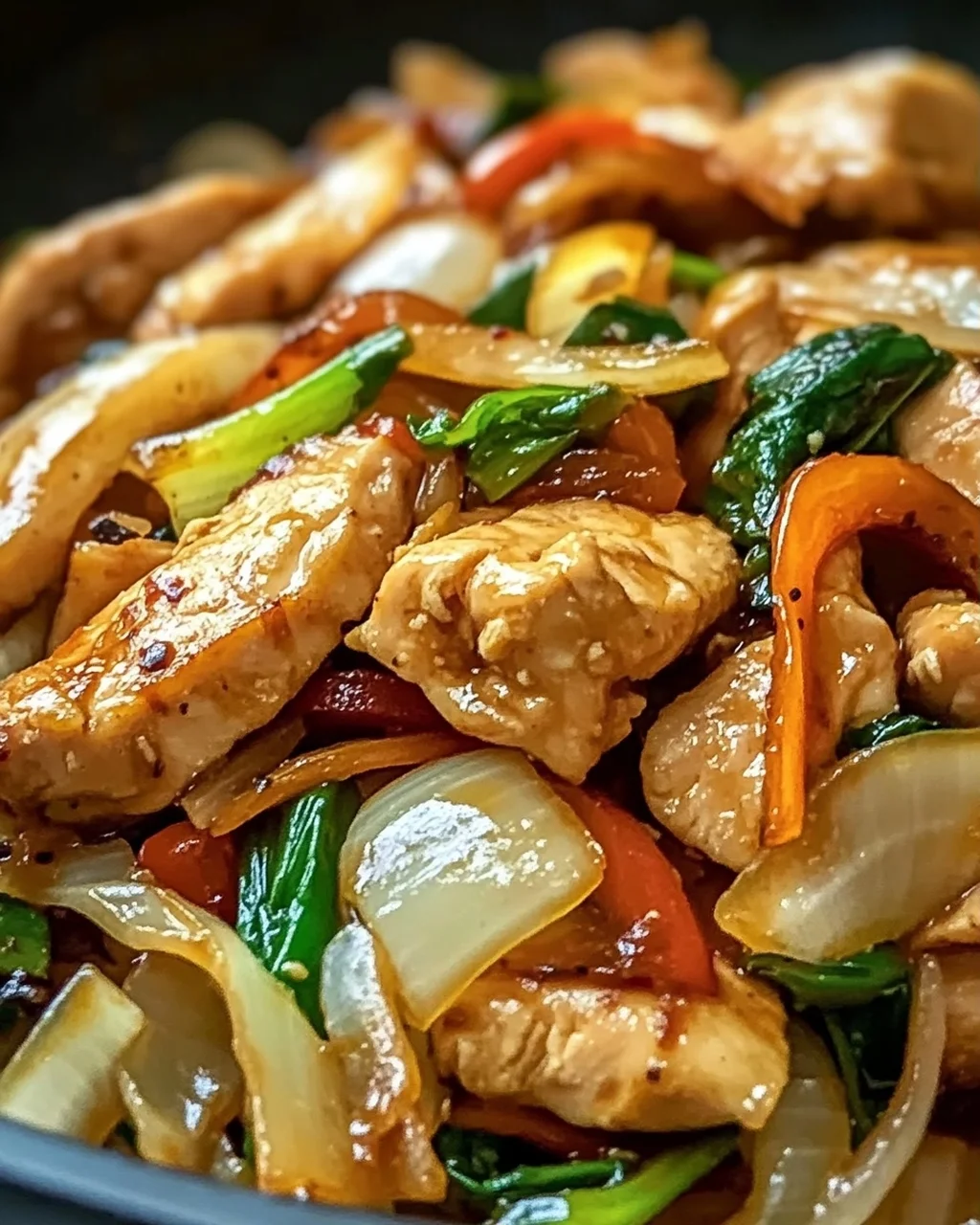 Chinesische Hähnchenpfanne mit Spitzkohl und Zwiebeln genießen!