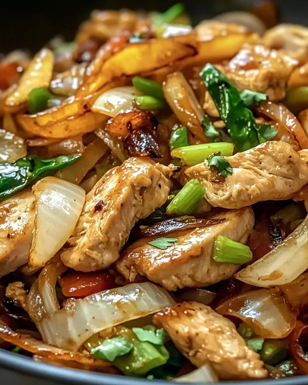Chinesische Hähnchenpfanne mit Spitzkohl und Zwiebeln genießen!