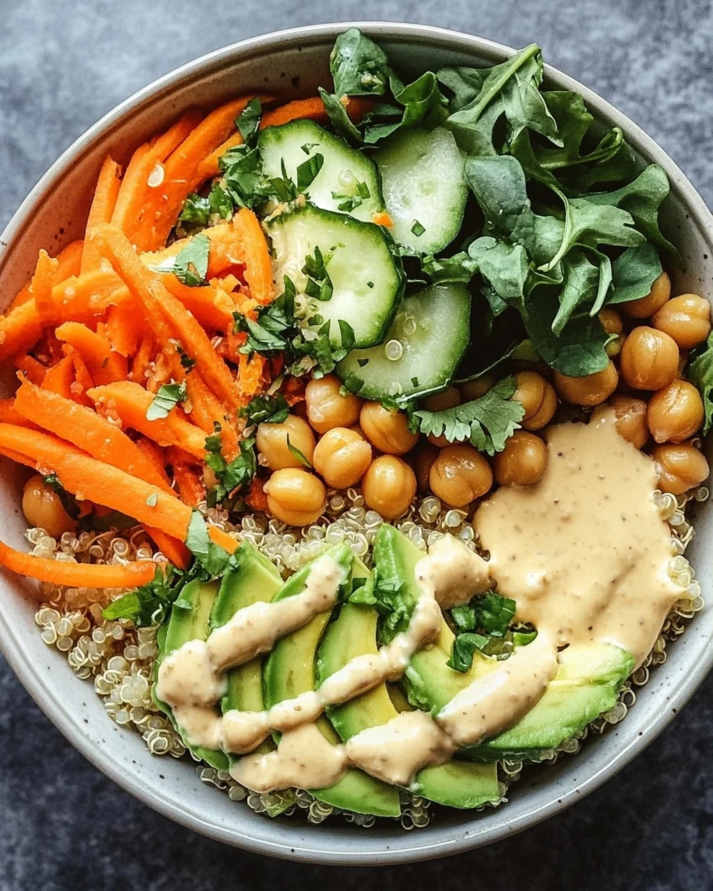 Quinoa-Gemüse-Bowl mit Tahini-Dressing