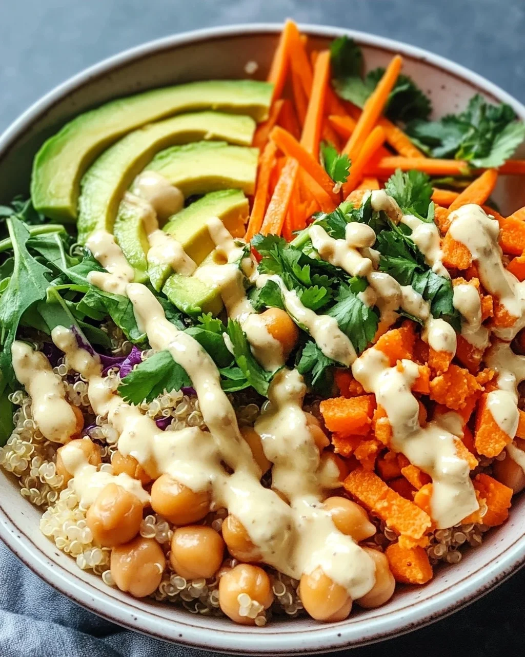 Quinoa-Gemüse-Bowl mit Tahini-Dressing
